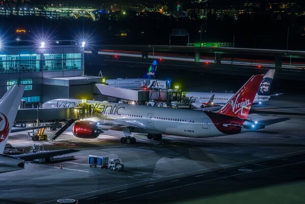 Lumières de l aéroport de nuit, avions Airbus à l aéroport