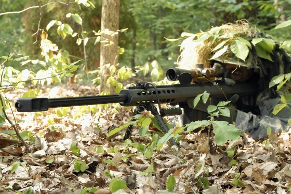 Scharfschütze im Wald Hinterhalt mit Gewehr in der Hand