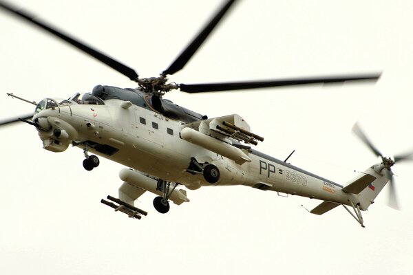 Helicóptero mi-24 en vuelo sobre fondo blanco