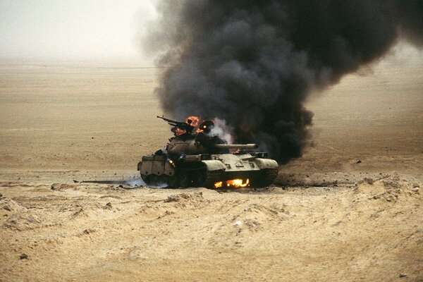 Der Tank brennt auf dem Feld und es kommt schwarzer Rauch