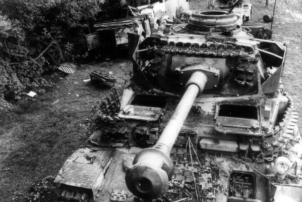 Le char PzKpfw détruit après la guerre