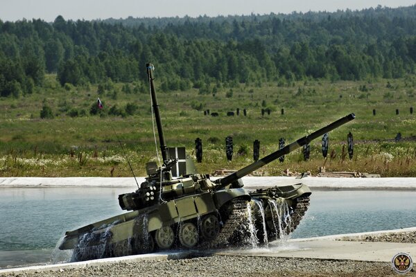 The T-90 tank leaves the water at the landfill