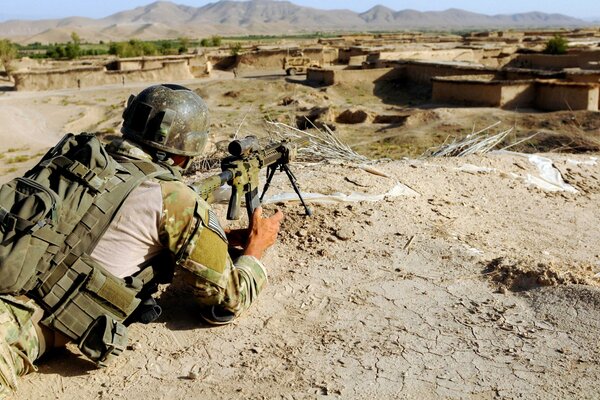 Боец обозревает с сопки поле боя