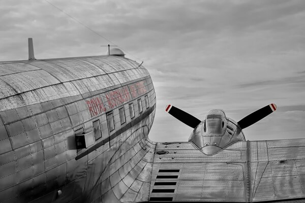 Avión Douglas C-47 en el Suelo contra un cielo gris