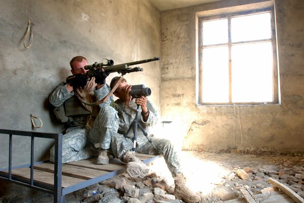 Les soldats se défendent avec un fusil à la guerre