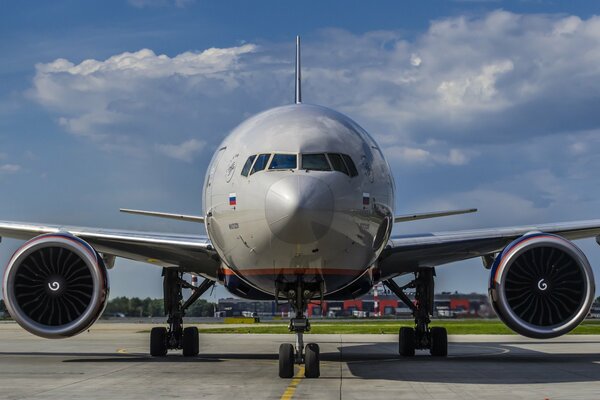 Un avion de passagers se prépare à décoller