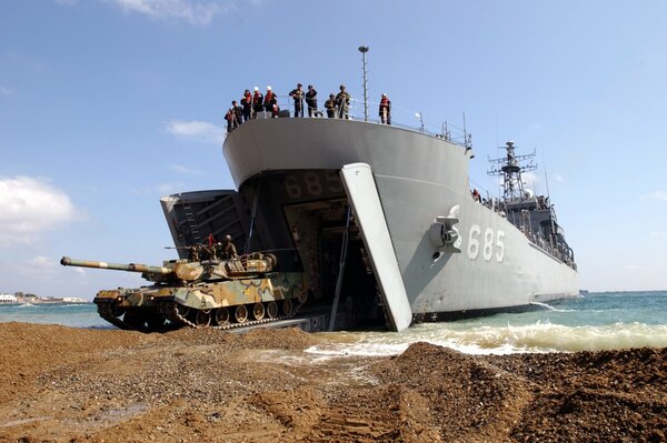 Unloading the tank from the ship to the shore