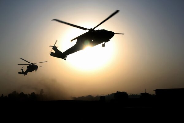 Hubschrauber im Hintergrund der Sonne