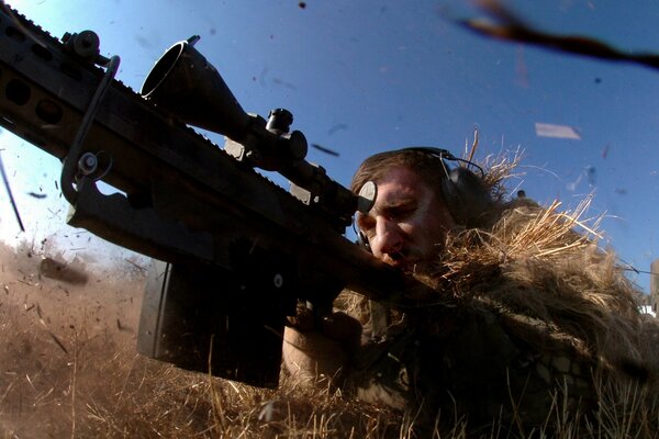 Sniper déguisé dans l herbe et se trouve