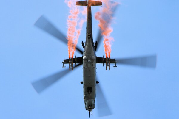 Vuelo de combate mi - 24 con humo rojo