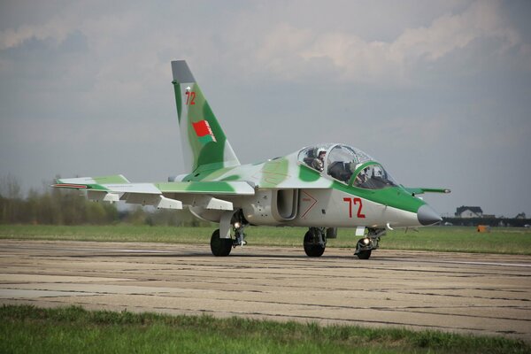 Despegue de entrenamiento y combate del avión de ataque Yak-130