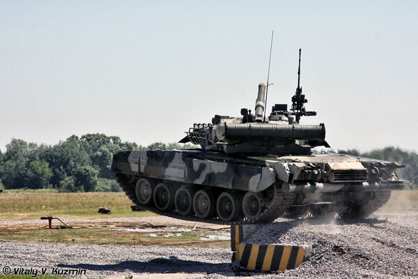 Carro armato in azione sul campo di addestramento militare della Russia