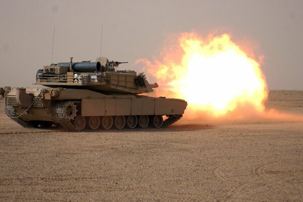 Colpo con il fuoco del carro armato nel deserto