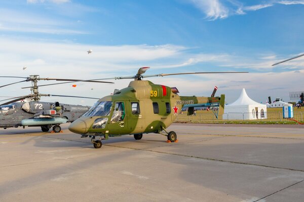 Helicóptero militar cielo azul