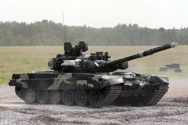 T-90 at the landfill. The tank stands against the background of the forest