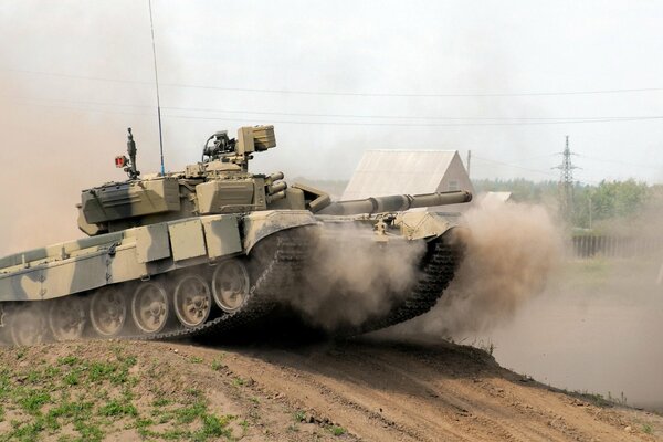 Carro armato T-90 cavalca sullo sfondo del villaggio