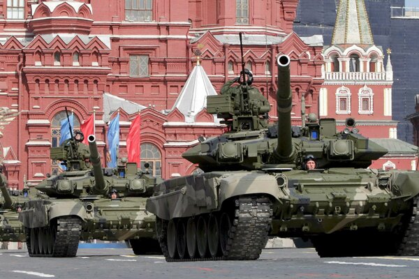 Défilé de matériel militaire dans la ville de Moscou