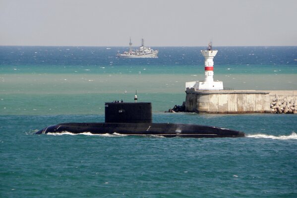 Submarino en el mar, con un faro