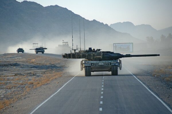 Colonna di carri armati Leopard 2A6 sulla strada in Afghanistan