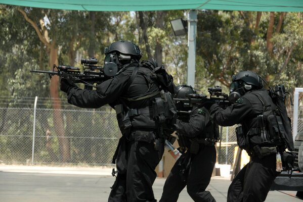 Forces spéciales masquées, gilets pare-balles, armés