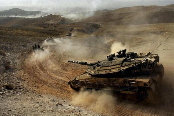 Tanque en el desierto durante las hostilidades