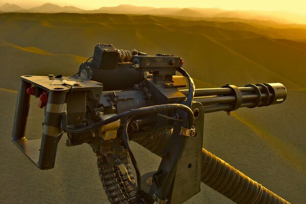 Ametralladora Gatling. En medio de un desierto con colinas de arena