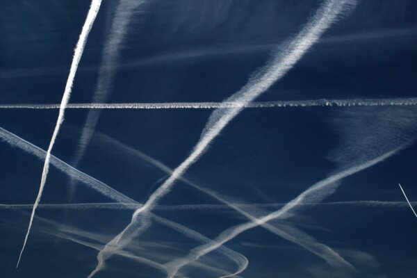 Schöner Himmel mit Spuren von Flugzeugen