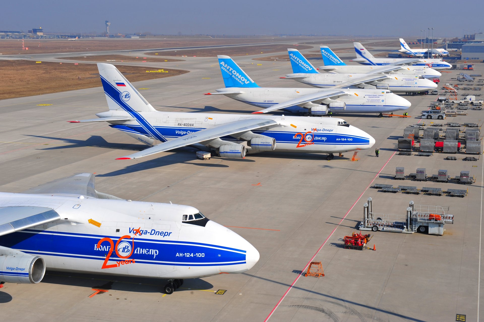 antonov an-124 ruslan volga-dnepr soviético pesado largo alcance transporte avión aeropuerto leipzig halle perron an-124 líneas aéreas leipzig halle pesado transporte avión