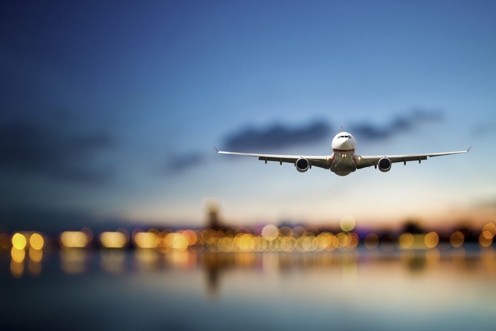 aereo passeggero aereo di linea altitudine cielo volo mare luci aeroporto città sera bellissimo sfondo sfocatura bokeh carta da parati