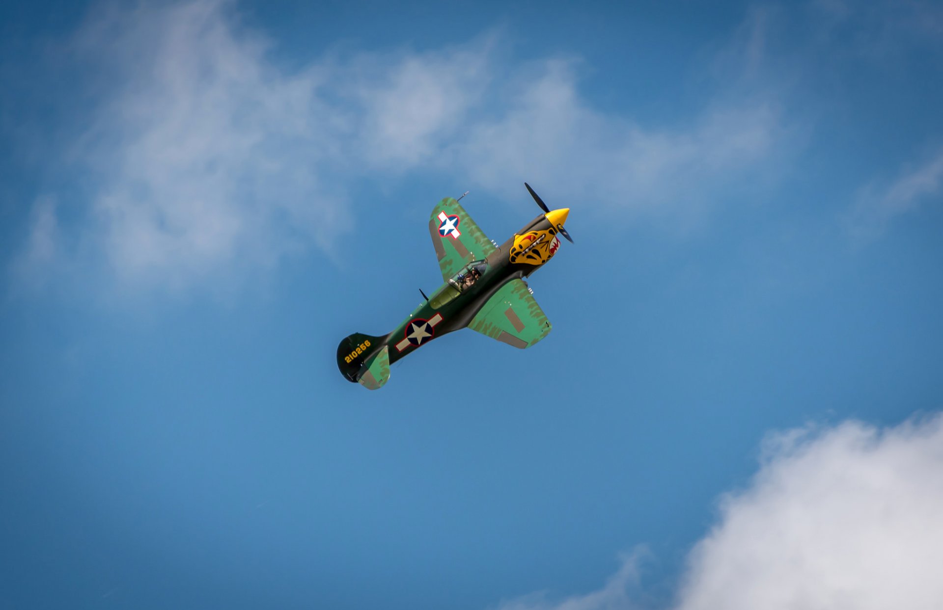 avión luchador retro vuelo desfile cielo nubes