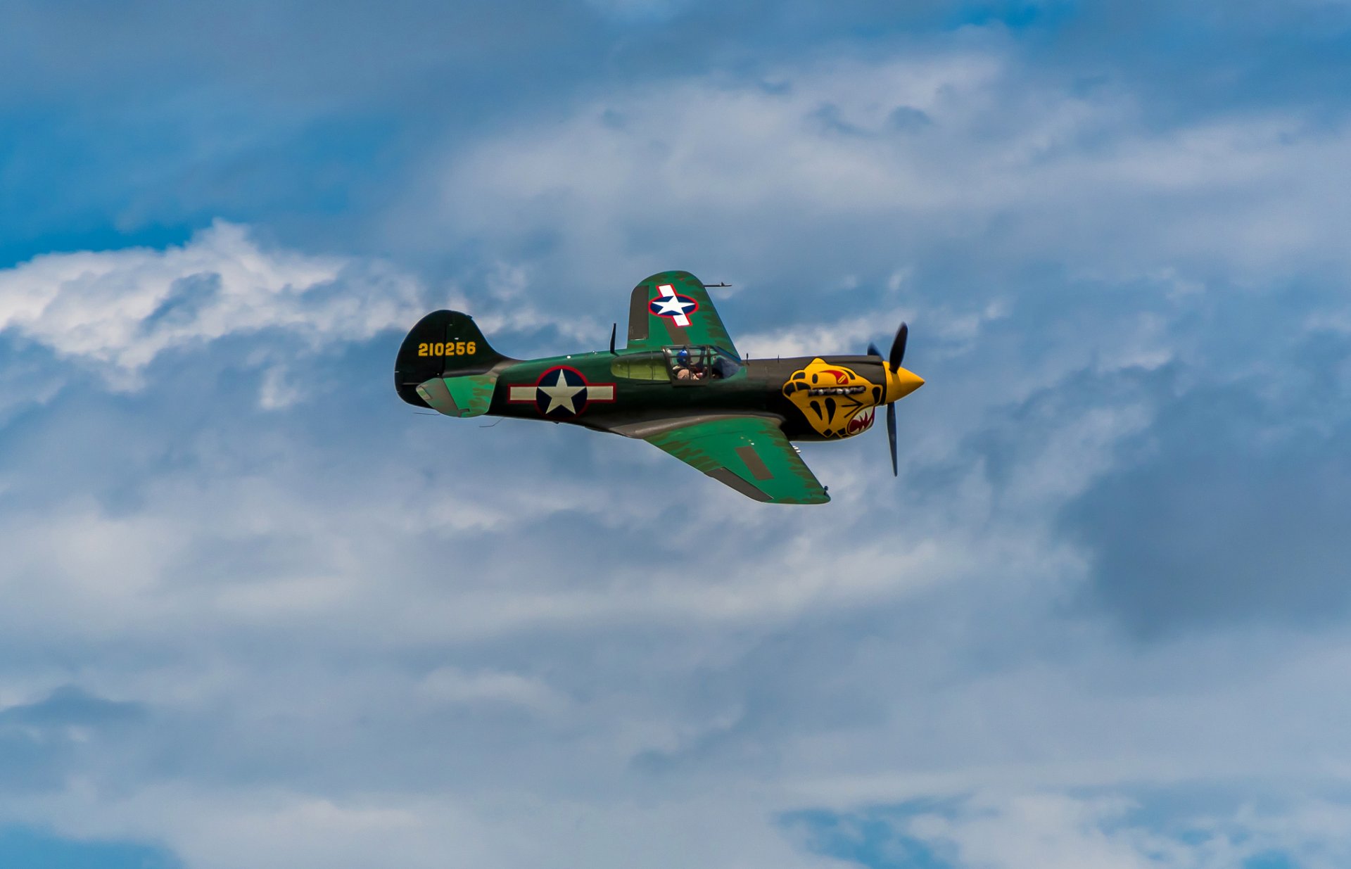 avion combattant rétro défilé ciel nuages