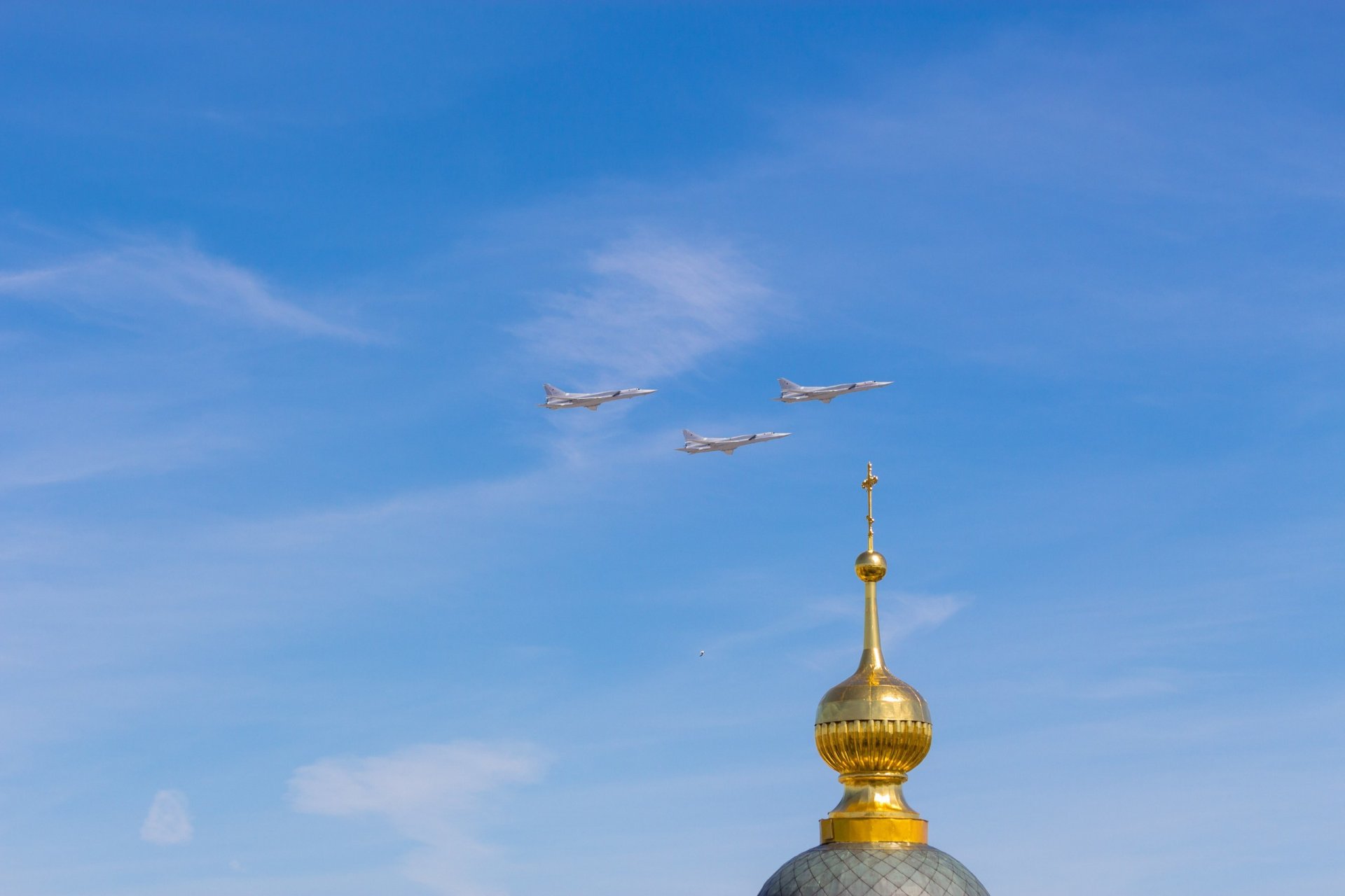 tupolev tu-22 m3 troika cielo cúpula cruz iglesia templo moscú desfile victoria 2015