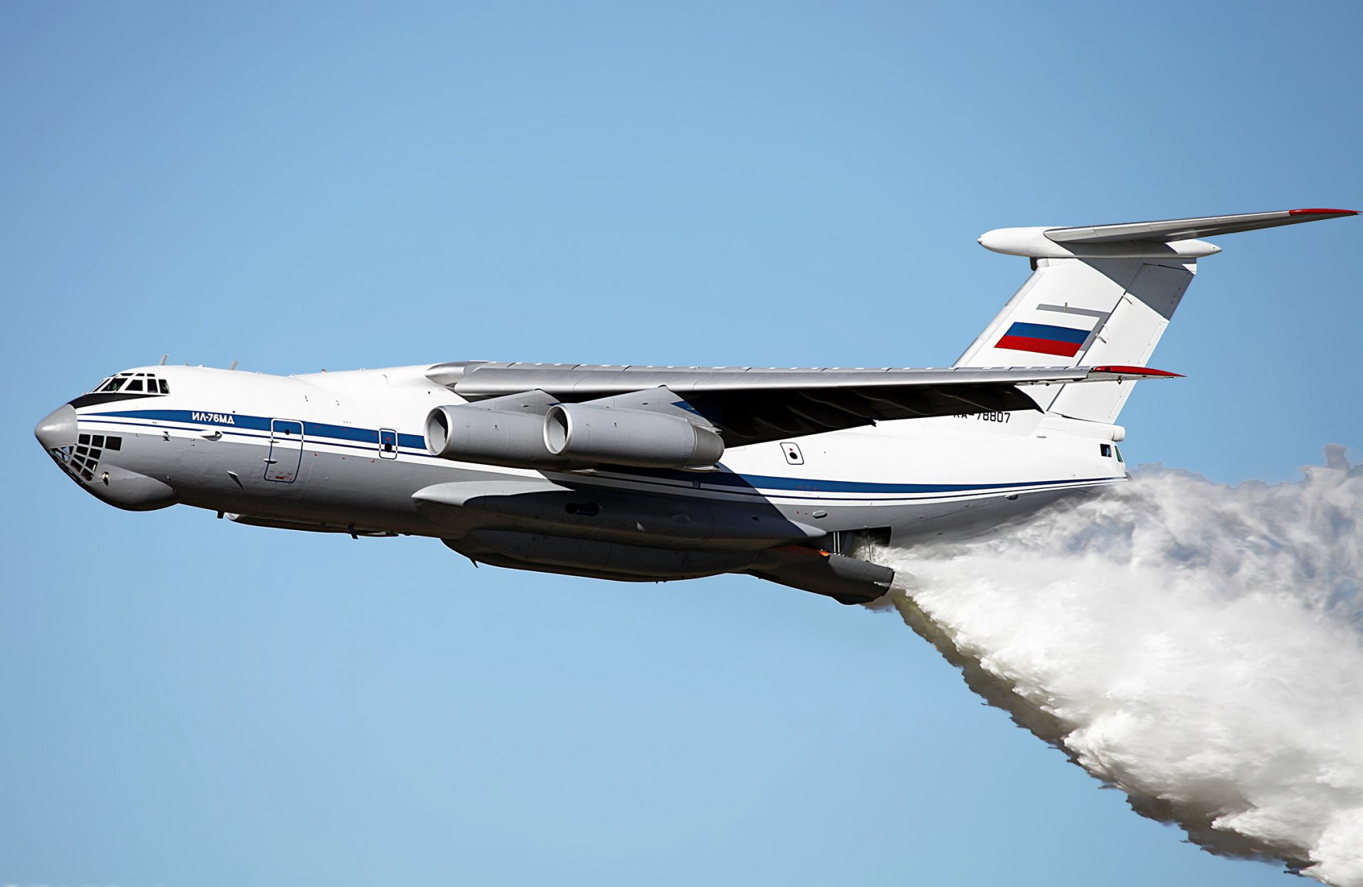 ilyushin il-76 md fuerza aérea rusia transporte descarga agua