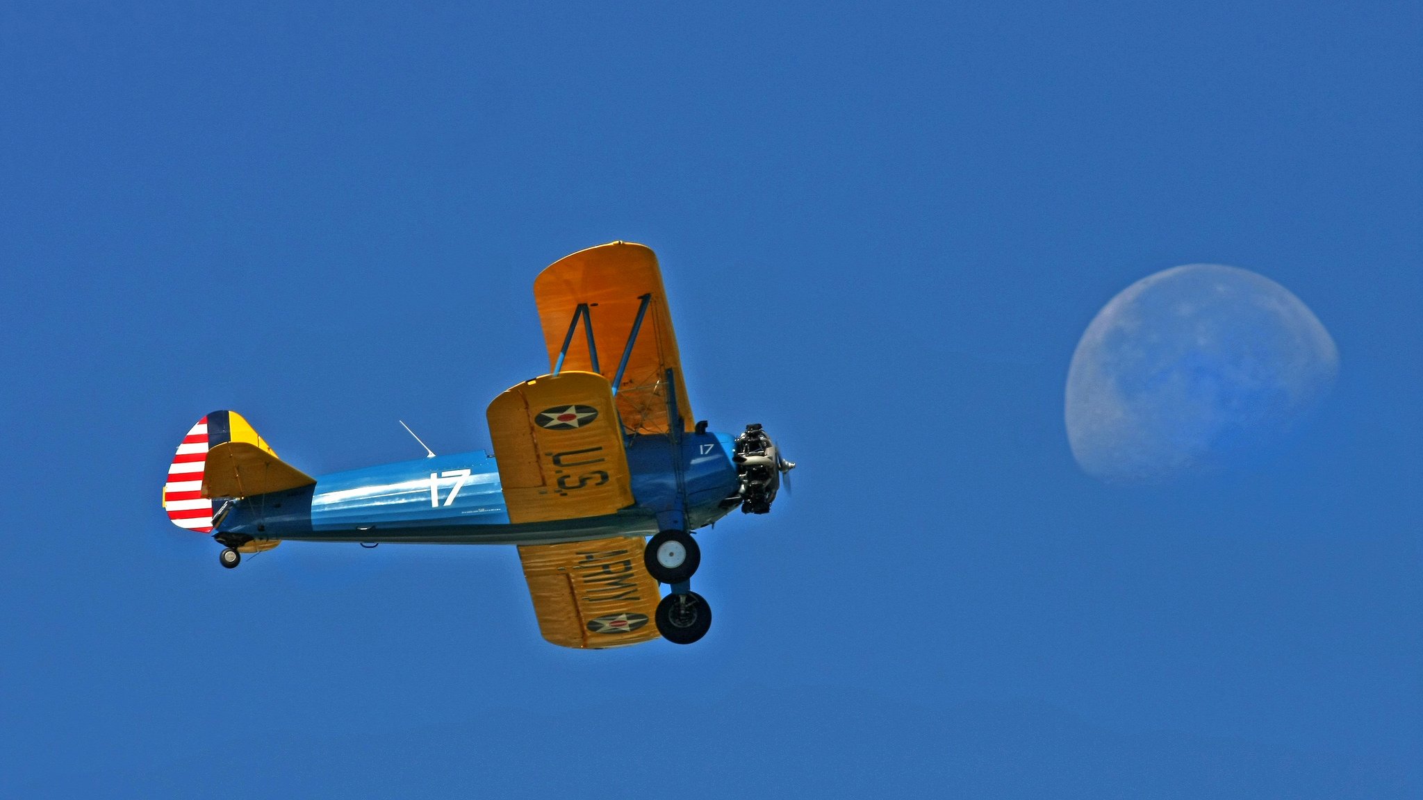 ciel lune avion biplan rétro