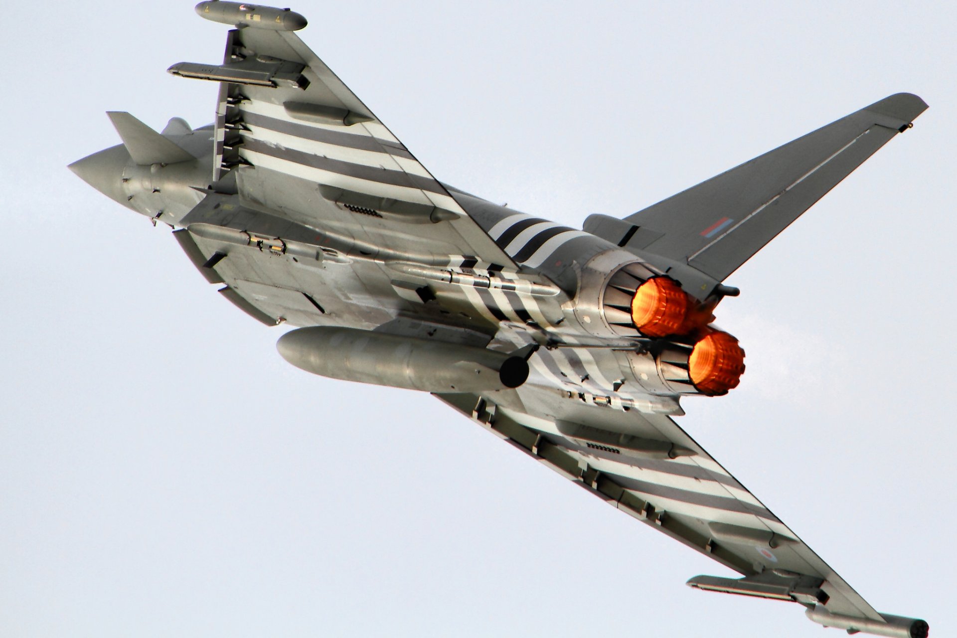 eurofighter typhoon avión de combate avión alas cielo vuelo