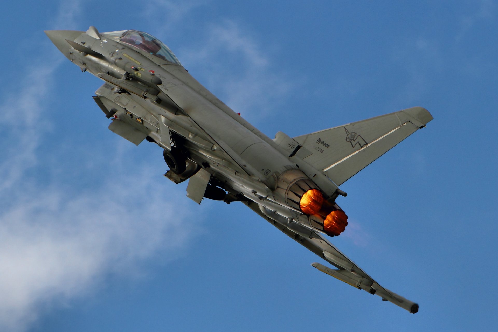 eurofighter typhoon истребитель самолет крылья небо полет облака