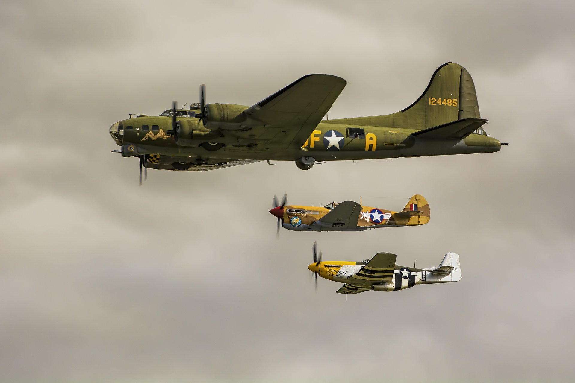 b-17 bomber mustang p-51 curtiss p-40