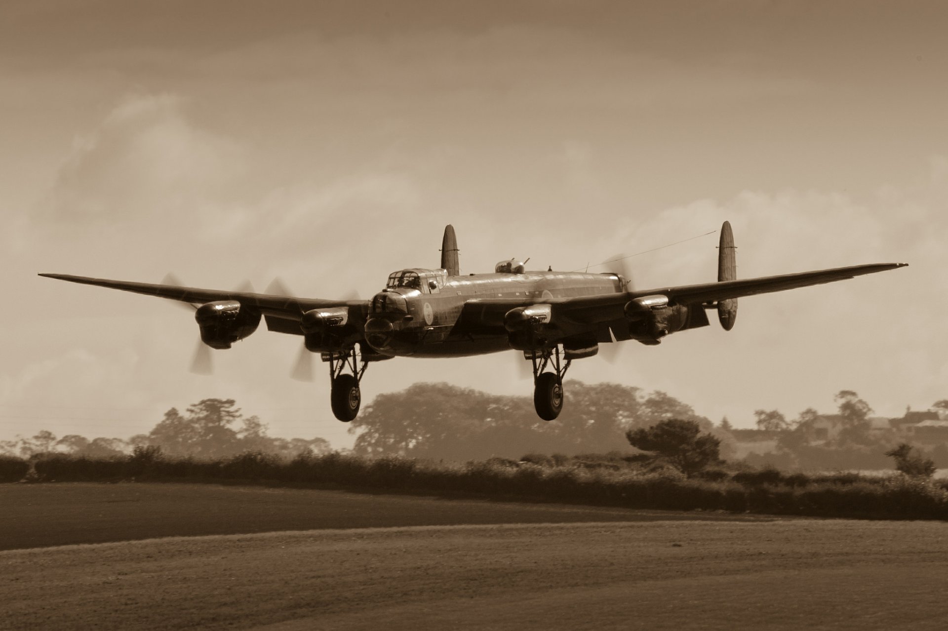 avro lancaster bombardiere pesante quadrimotore