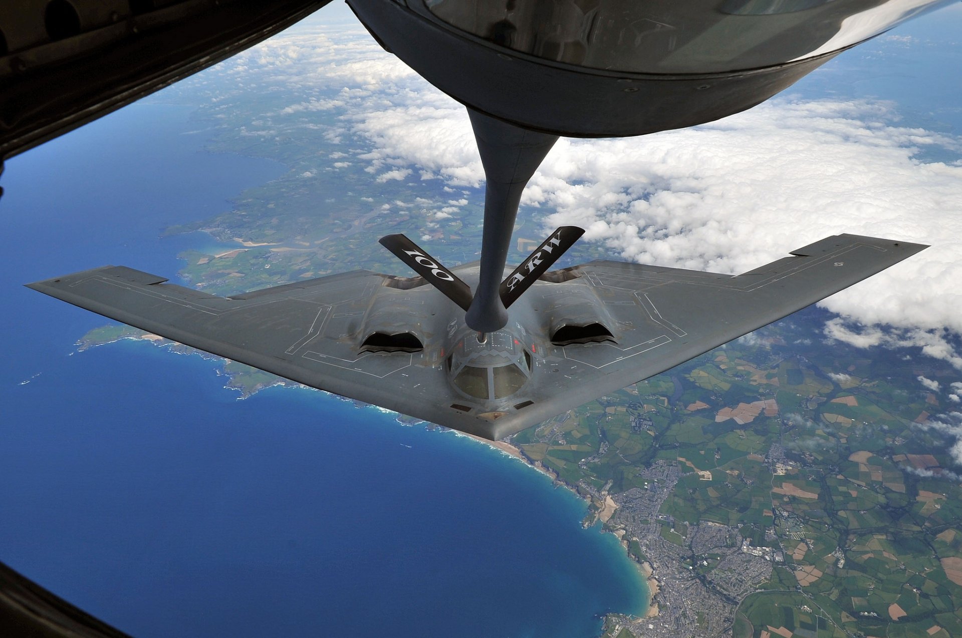 northrop b-2 spirit strategic bomber refueling