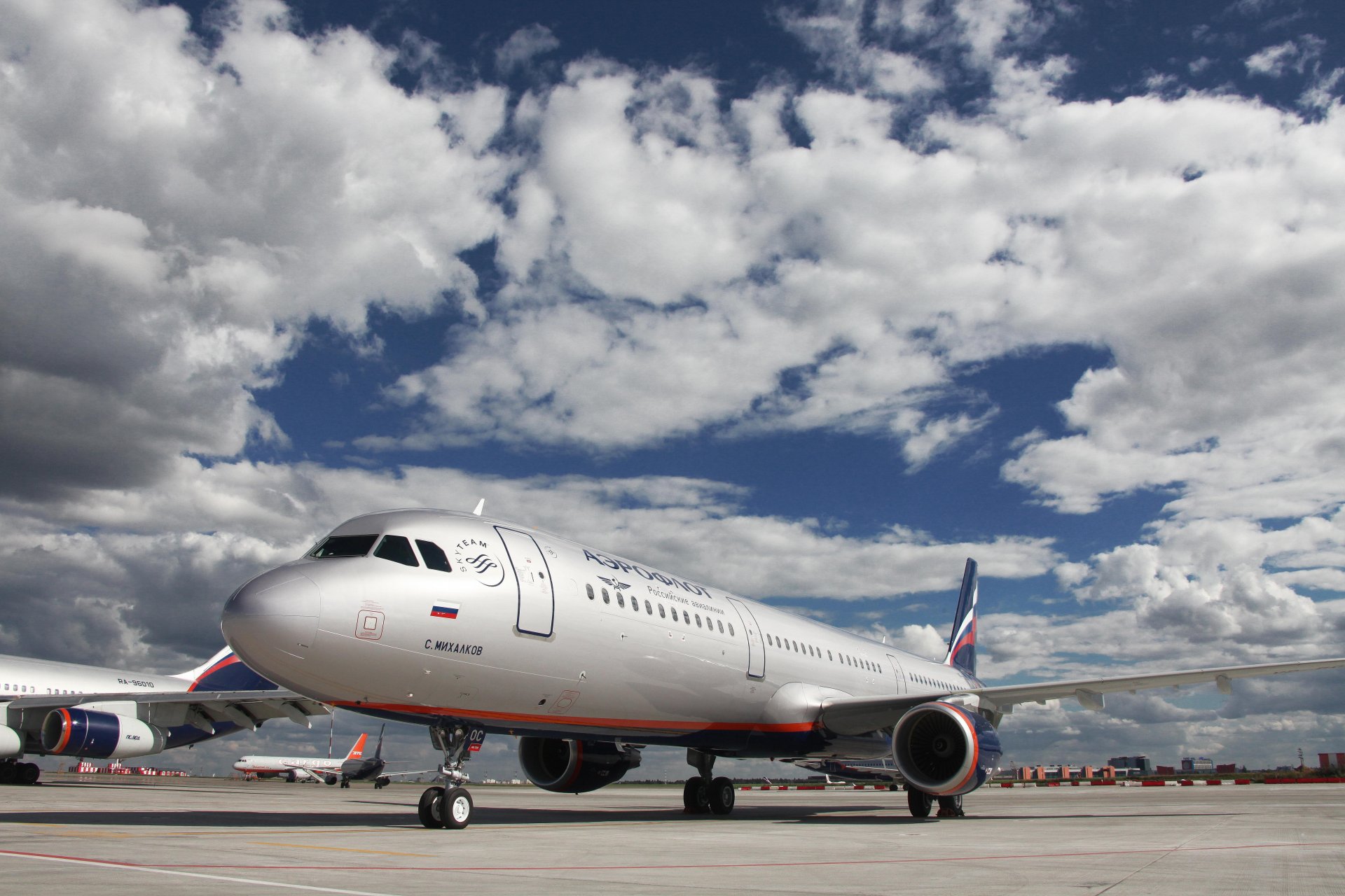 airbus a-321 ilyushin il-96 tupolev tu-214 aeroflot aereo passeggeri cielo nuvole