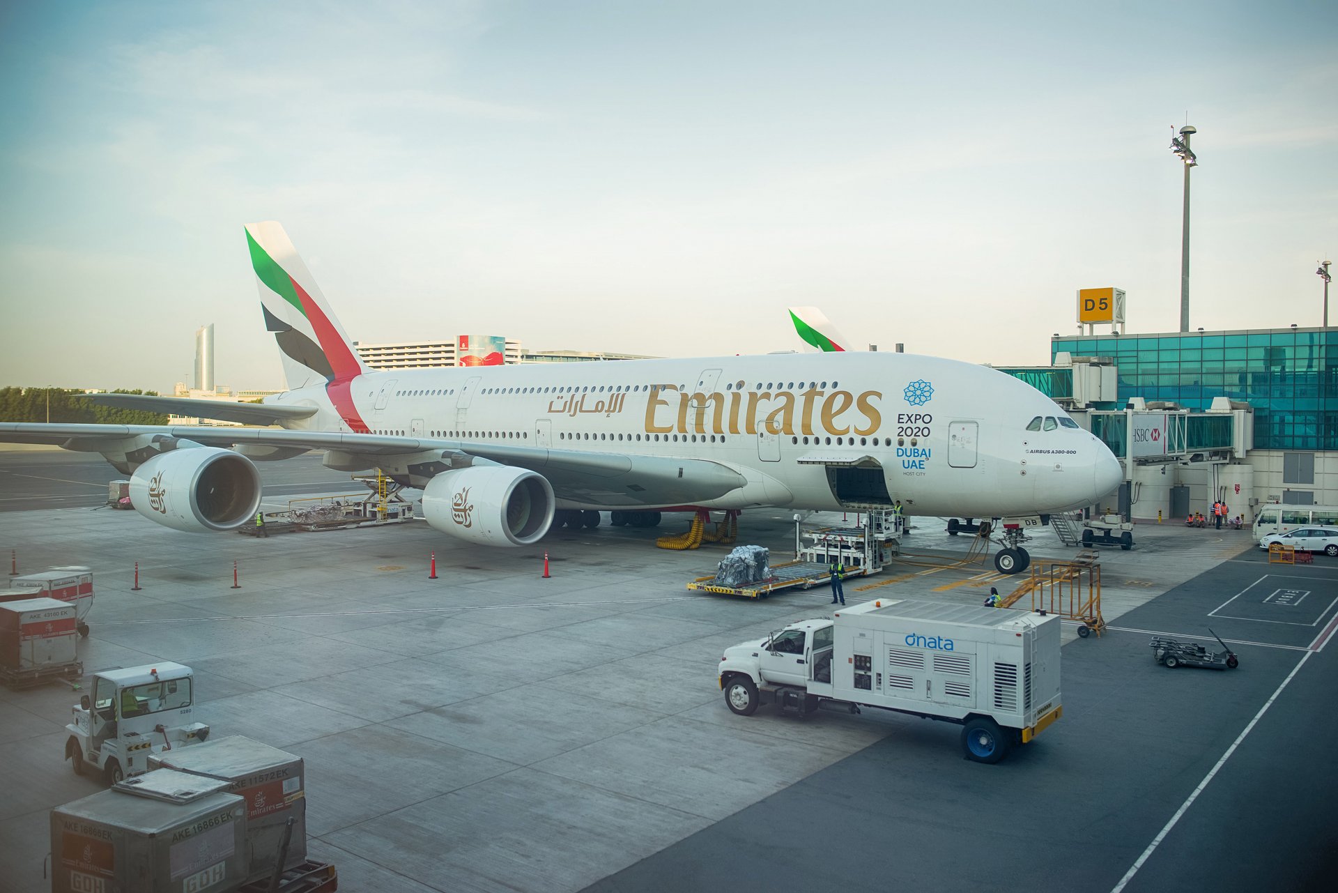 samolot pasażerski airliner airbus a380-800 linie lotnicze emirates emirates zjednoczone emiraty arabskie dubaj dwupokładowy odrzutowy gigant terminal przygotowanie przed odlotem bokeh tapety