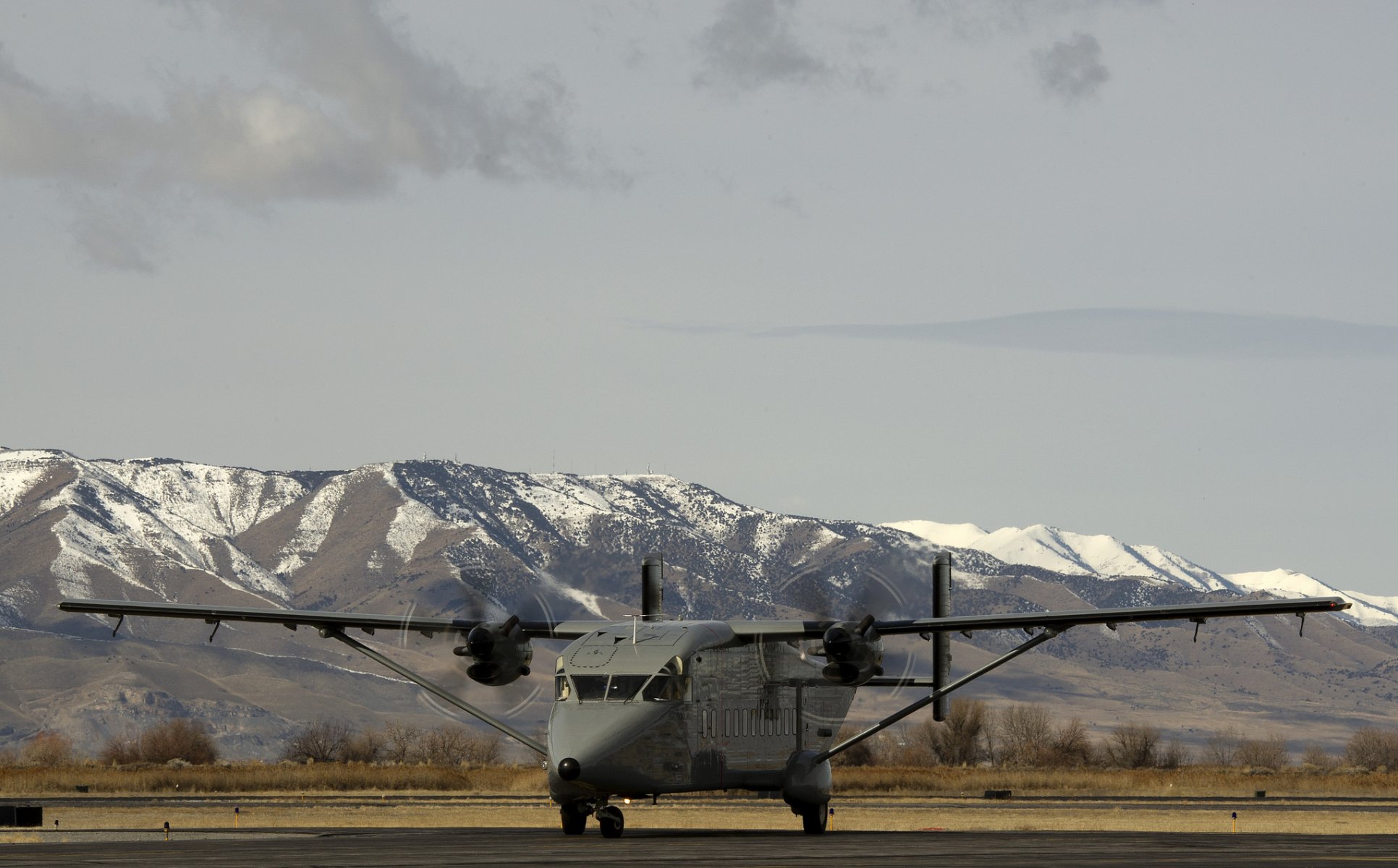 kurze c-23 sherpa drachen militärtransport flugzeug