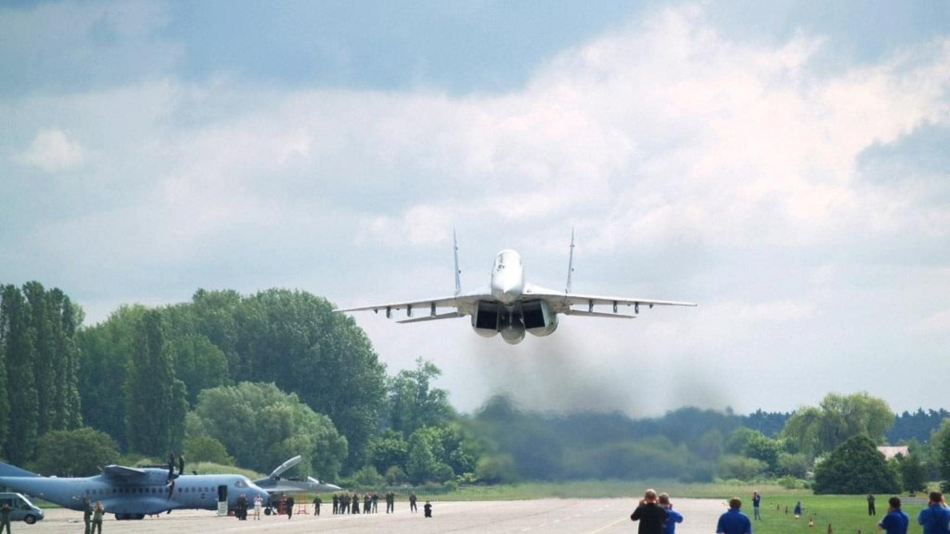 air force russia mig-29 plane fighter airport war low span