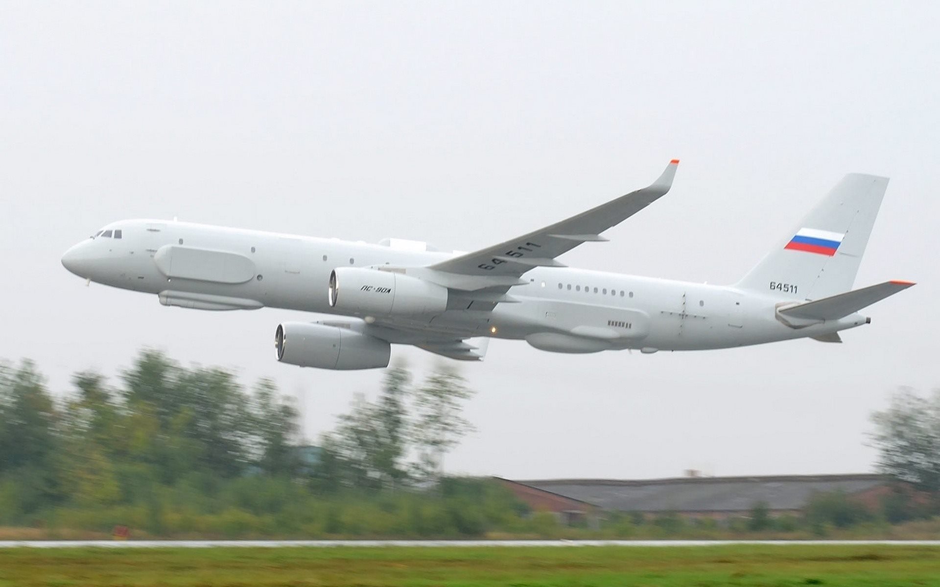 tupolew tu-214 r flugzeug niedrig flugplatz landebahn flügel motoren