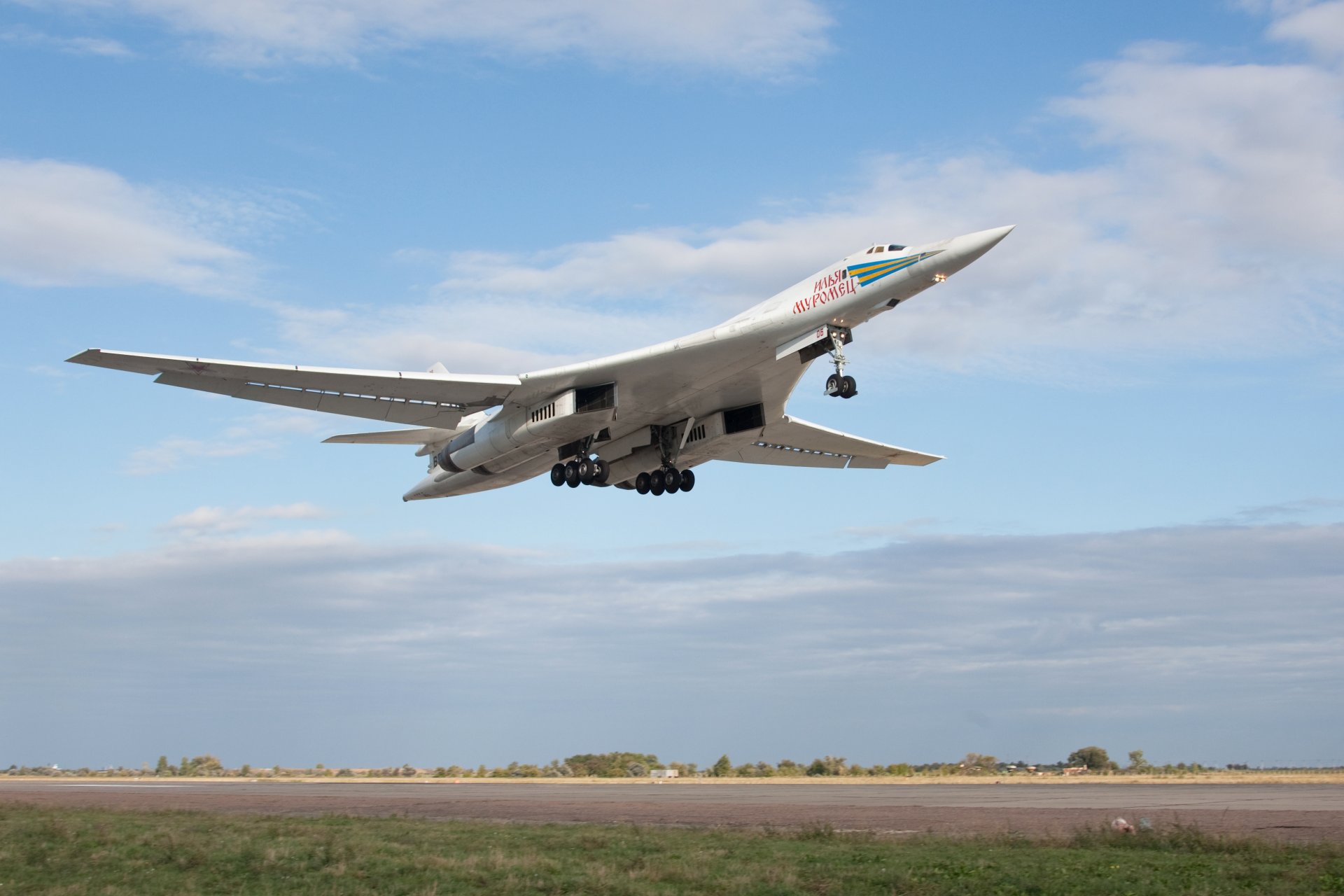 tu-160 cigno bianco supersonico strategico bombardiere missilistico decollo cielo