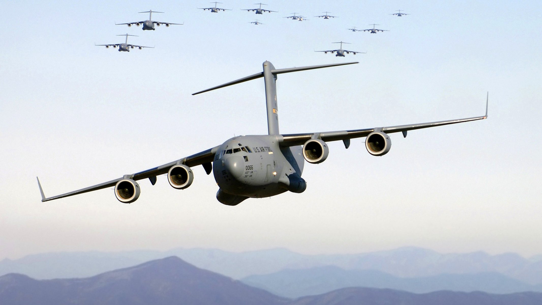 lockheed au-130 armada himmel berge stützflugzeug