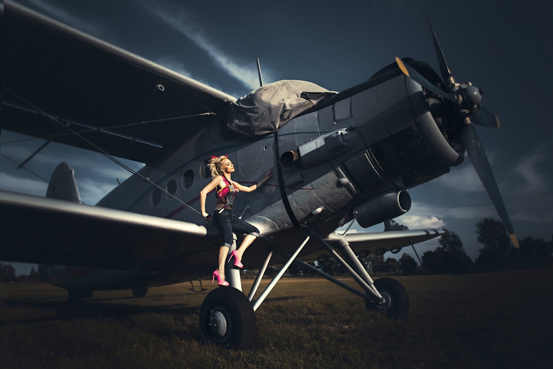 modello posa aereo biplano