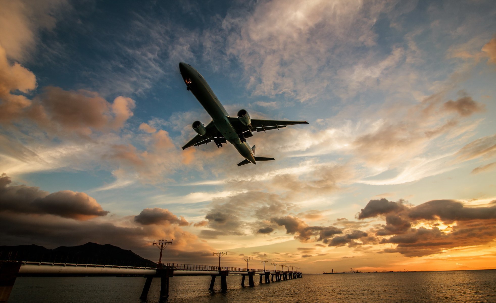 avión puesta de sol río