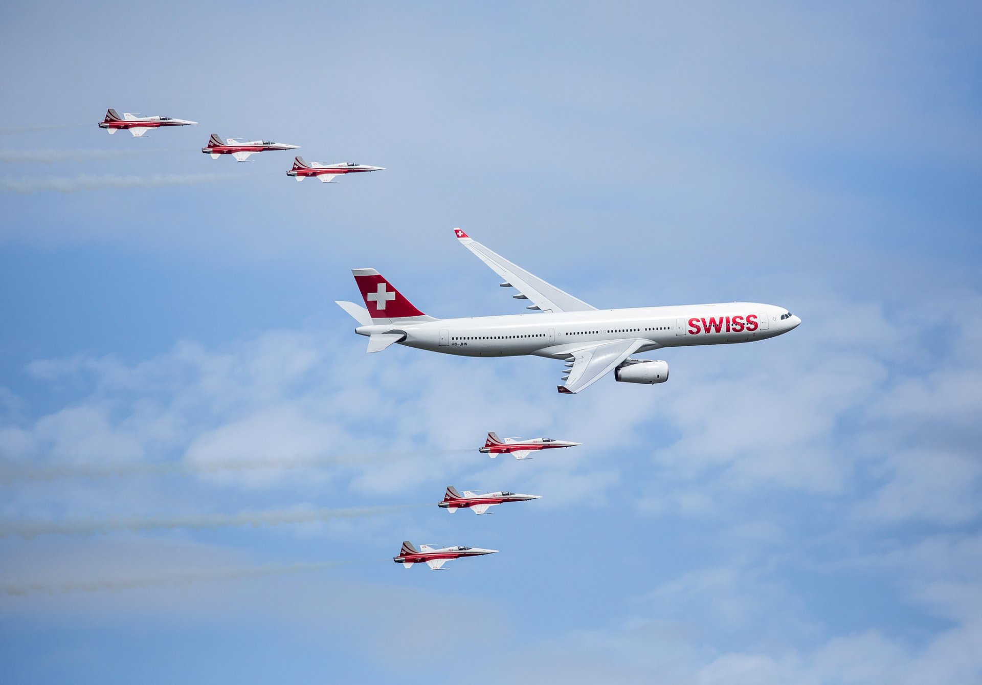 aereo airbus a350 svizzera cielo nuvole parata