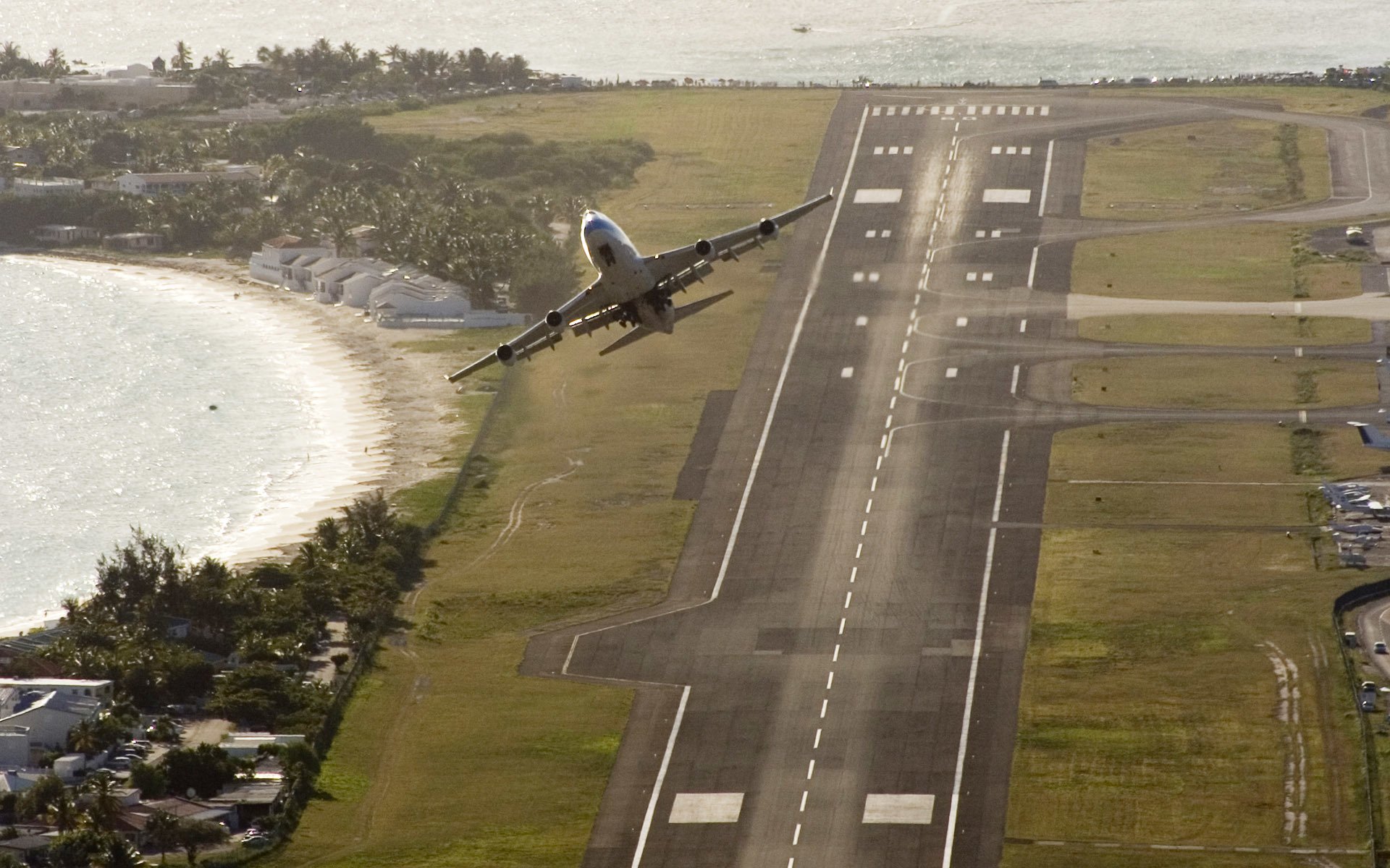 boeing klm airfrance aéroport passager avion décollage voie piste île mer océan